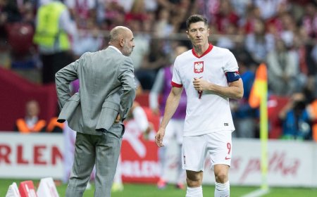 Umukinnyi wa FC Barcelona Robert Lewandowski yigumuye ku ikipe y’ igihugu ya Pologne