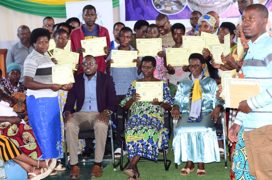 Rubavu: 230 bigishijwe gusoma, kubara no kwandika bahawe impamyabushobozi