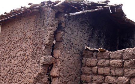 Ruhango: Mukamurigo Beatha utishoboye arasaba gufashwa gusanirwa inzu kuko iyo abamo yenda kumugwaho