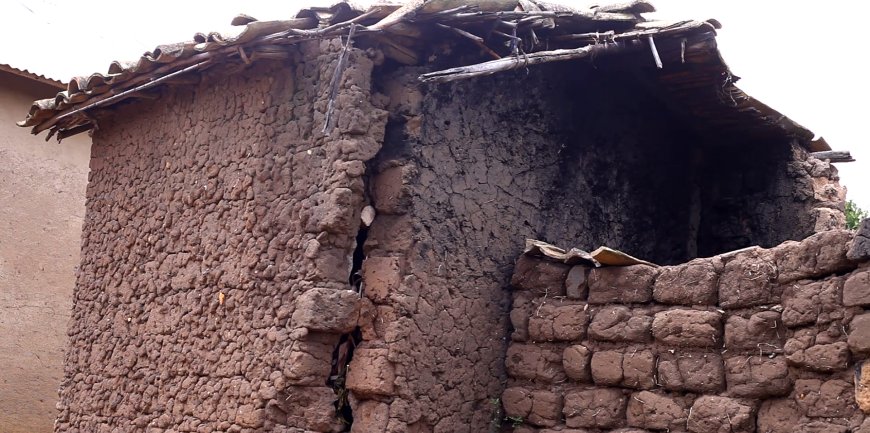 Ruhango: Mukamurigo Beatha utishoboye arasaba gufashwa gusanirwa inzu kuko iyo abamo yenda kumugwaho