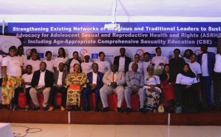 Kigali: Umuryango Salt and Light International wahuguye ababyeyi n’urubyiruko ku buzima bw’imyororokere hagamijwe kurwanya inda z’imburagihe mu bangavu.