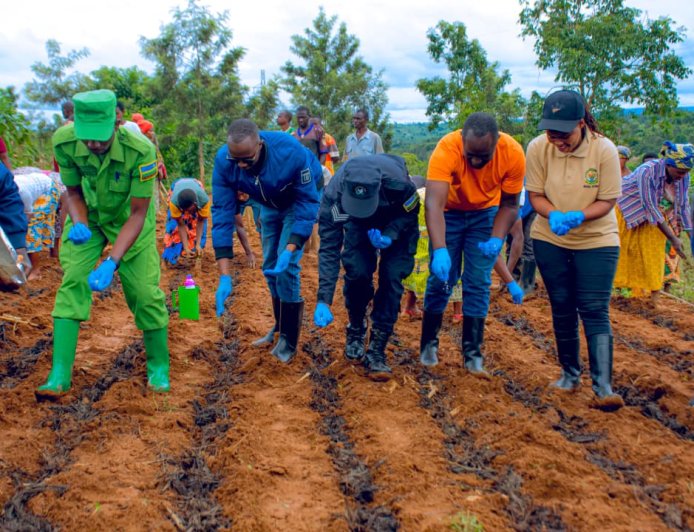 Ngoma:Abahinzi basabwe gukoresha inyongeramusaruro zigezweho no gufata ubwishingizi bw’imyaka