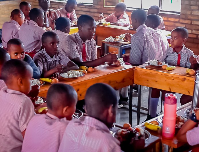 Mu Rwanda haracyari ikibazo cy'aho gufatira ifunguro muri gahunda ya "School Feeding"