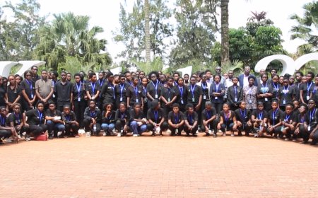 Urubyiruko rwiga gutunganya imisatsi n’ubwiza rwasuye Urwibutso rwa Kigali rwiyemeza kurwanya Jenoside