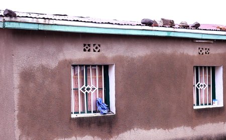 Ruhango:zimwe mu nzu zishaje z'Abarokotse Genocide yakorewe Abatutsi mu 1994 batishoboye zatangiye gusanwa.