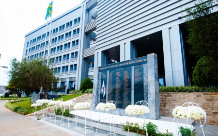 "Minisitiri w'intebe Dr Justin Nsengiyumva Yitabiriye igikorwa cyo kwibuka abakoreraga MINIJUST, MINITRAPE, na MINITRANSCO bazize Jenoside yakorewe Abatutsi mu 1994."