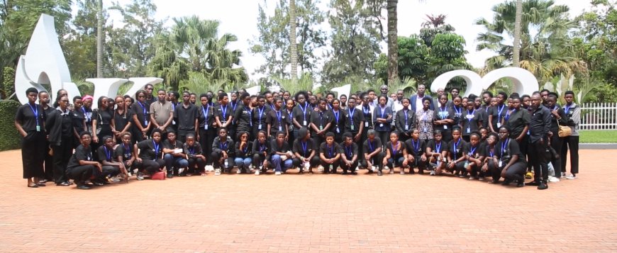 Urubyiruko rwiga gutunganya imisatsi n’ubwiza rwasuye Urwibutso rwa Kigali rwiyemeza kurwanya Jenoside