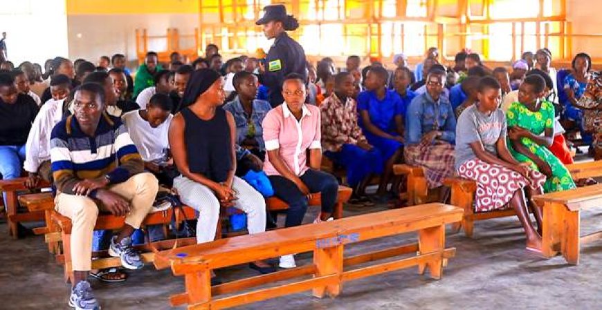 Ruhango: Urubyiruko rw’abanyeshuri bagize umuryango YIM ruvuga ko ibikorwa byo gufasha abatishoboye bibubakira ahazaza heza.