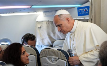 Espagne: Papa Leo XIV yatunguranye asuhuza abagenzi mu ndege